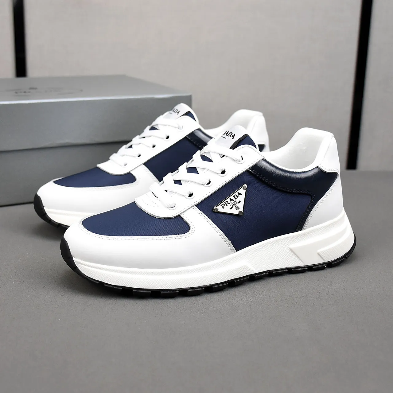 PP460👟👟👟Prada/Prada Prax men's series casual sports shoes Prax sports shoes combine style and comfort, with a unique sports design defined by exquisite materials and details. Fashionable, casual and versatile, it is decorated with an enameled triangle logo on the outside, a Prada Milano printed logo on the tongue, and a 2.5cm lightweight two-tone rubber sole for a comfortable wearing experience! Size: 38-39-40-41-42-43-44 standard leather shoe size